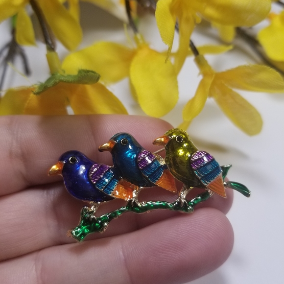 Pretty Three Bird Brooch - Picture 7 of 8